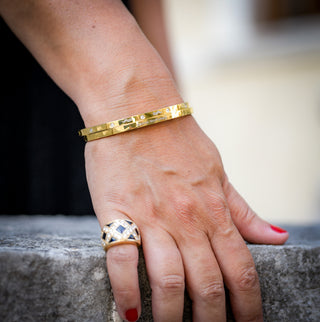 The Iconica Bangle bracelet in steel, with embedded Zircon and external engraving