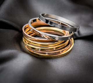 The Iconica Bangle bracelet in steel, with embedded Zircon and external engraving