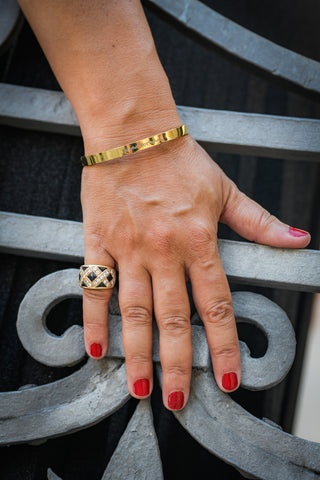 L'Iconica bangle bracelet in steel, "Buona Fortuna" engraving on the outside