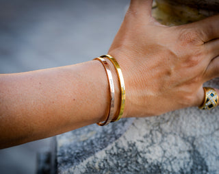 L'Iconica bangle bracelet in steel, "Buona Fortuna" engraving on the outside