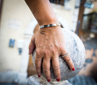 L'Iconica bangle bracelet in steel, "Buona Fortuna" engraving on the outside