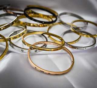 The Iconica Bangle bracelet in steel, with embedded Zircon and external engraving
